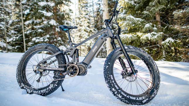 Una foto de una bicicleta eléctrica Jeep en la nieve. 